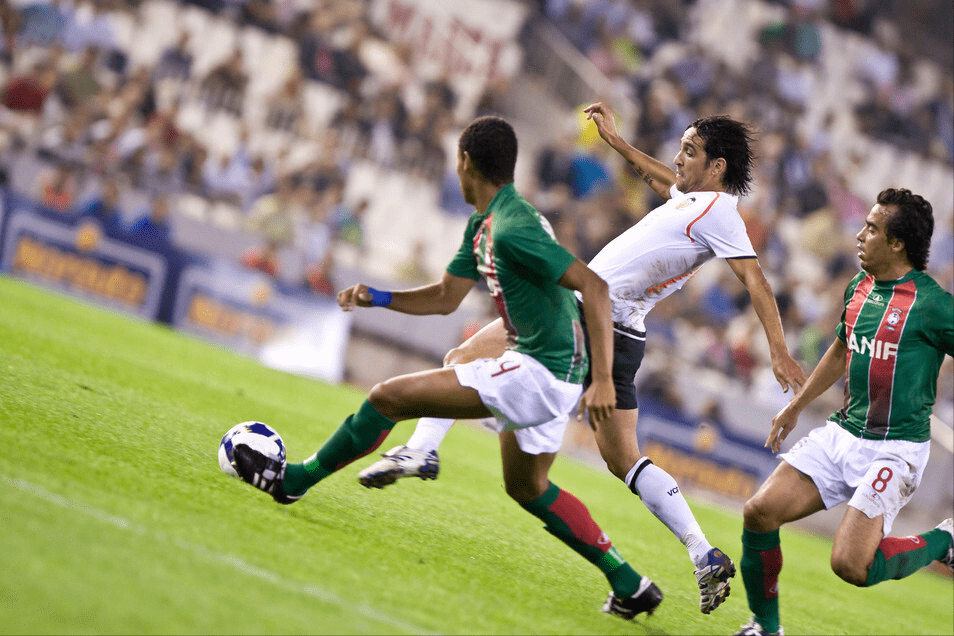 爱游戏官方网站 -包含关键时刻荷甲传出新动向，皇家社会豪取连胜，管理层表态：压力陡增，训练强度明显提升的词条