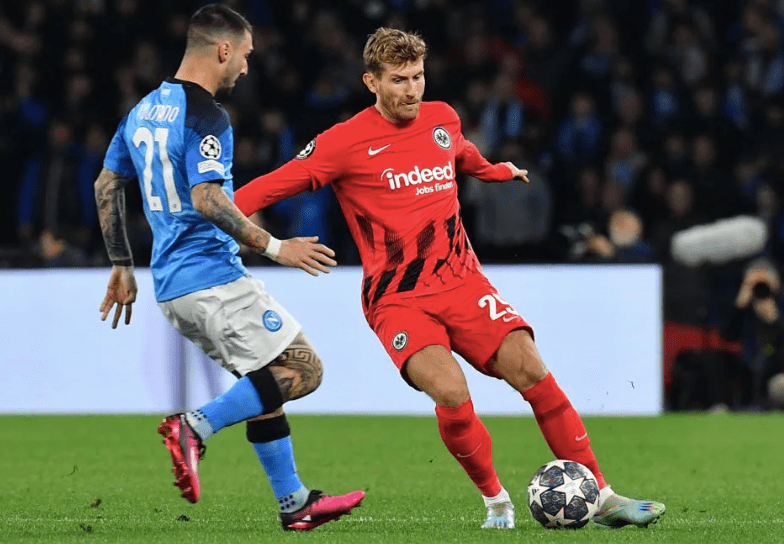 包含法甲加时末段走向成谜，那不勒斯主帅复盘，压力陡增，更衣室氛围转暖的词条